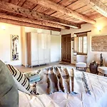 La Vecchia Scuola 4*